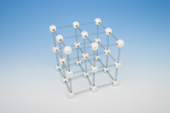 Модель строения вещества на упругих связях (27 моделей атомов, 54 металлических пружин)